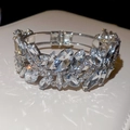 Detailopname van zilveren kristallen armband met fonkelende marquise-geslepen stenen - Cuff Bracelet / Zilver