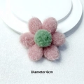 Detail von 6cm pinker Plüschblume mit grünem Zentrum und weicher Pelzstruktur - Brosche Stil / Rosa