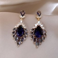 Detailansicht von Vintage-Quastenohrringen mit tiefblauen und grauen Kristallen - 4# Silberne Nadel - Gold - Lila