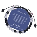 Gros plan du bracelet code Morse sur carte cadeau avec message pour la maman - À ma maman