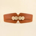 Dettaglio di cintura elastica marrone con tre fibbie dorate decorate in rilievo moda - Cammello