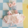 Rosa Schleifenclip und Tüllkleid für 17cm Plüschpuppe auf kariertem Hintergrund - Passend für 17cm Puppe / Rosa Kleid mit Fünf-Blütenblatt-Muster + Rosa Haarklammer