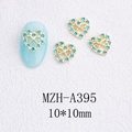 Détail macro de breloques cœur pour ongles avec strass bleus et nœud sur ongle bleu - Style Cœur Nœud Évidé Avec Zircon Bleu (A395)
