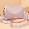 Bolso bandolera de nailon rosa con correa ancha y logotipo metálico, moda minimalista - Rosa