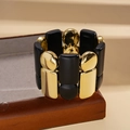 Bracciale elastico con perline rettangolari dorate e nere opache su supporto - Nero e oro