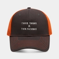 Nahaufnahme der Stickerei auf schwarz-oranger Mesh-Trucker-Cap mit Kontrastnähten - Dunkelgrau + Oranges Mesh