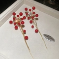 Dettaglio di orecchini a fiore rosso con zircone centrale e nappe a catena dorata - Perno per orecchini in argento - Rosso