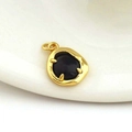 Dettaglio del ciondolo a cuore placcato oro 18k con agata nera su fondo ceramico - 01-Ovale Nero