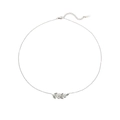 Collana a foglia d'argento con intarsio in zircone verde e catena regolabile su bianco - Collana con Pendente a Foglia Argento (N2412-ST)