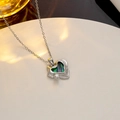 Zilveren ketting met hartvormige hanger van schelp en zirkoon op witte ondergrond - Zilver