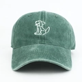 Detalle del bordado de cachorro animado en una gorra de béisbol de algodón lavado - Verde Militar / Ajustable
