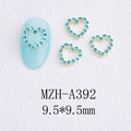 Détails des bijoux d'ongles cœur doré avec strass bleus et dimensions 9,5 mm - Style Cœur Contour Doré Avec Zircon Bleu (A392)