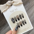 Primer plano de uñas postizas degradadas en negro y gris con pedrería brillante y purpurina - Elfo de la noche / Extra Pequeño (XS)
