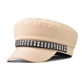 Detail der beige Schirmmütze mit Lederband und quadratischen silbernen Metallnieten - L(58-60cm) / Beige