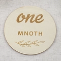 Carte étape en bois pour bébé avec texte 'one month' gravé sur tissu texturé blanc - Un Mois (one MONTH) / Pièce Unique