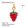 Dettaglio di tre ciondoli a forma di fragola in smalto rosso e acciaio inossidabile - 3 Ciondoli Fragola Rossa (JDPW2406070)