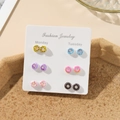 Primer plano de 6 pares de pendientes de dona coloridos en una tarjeta de joyería semanal - Juego Multicolor con Forma de Dona (E0366-1)