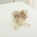 Primo piano della borsa a tracolla in paglia per bambini con fiocco floreale e tracolla - Borsa-Bianco Crema