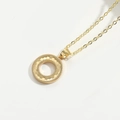 Macro-opname van gouden ronde halsketting met gedetailleerde schubstructuur en fijne ketting - Gouden Ring