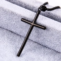 Gros plan du pendentif croix en acier inoxydable poli noir sur fond en peluche - Pendentif Noir (Sans Chaîne)