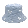 Dettaglio ricamo farfalla bianca su cappello bucket in cotone azzurro con cuciture - M (56-58cm) / Azzurro