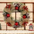 Ghirlanda di Natale con bacche rosse, palline e pigne su una finestra in legno - Stile A [Grande] / 38cm