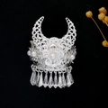 Detailopname van zilveren Miao-bloemkroon koelkastmagneet met parels en holle kwastjes - Willekeurige Hanger (F296)