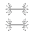 Dettaglio di piercing al capezzolo in argento con zirconi a goccia su sfondo bianco - Stile Zircone a Ventaglio Trasparente (2745) / Color Acciaio