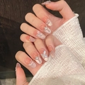 Detalle de uñas postizas hechas a mano con mariposa 3D, cruz y acentos de perlas - XS / Óvalo Medio (432-Medium Oval)