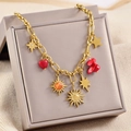 Bohemian gouden ketting met rode hart-, zon- en sterhangers op witte gebreide stof - Multi-Element Hanger Stijl / Goud