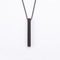 Detalle de un colgante de barra rectangular negra de acero inoxidable con acabado pulido - Negro (45+5cm)