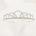 Macro di una corona da sposa con perle bianche e strass brillanti incastonati - Stile 7 (Oro)