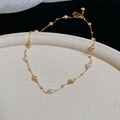 Elegante collana con perle dorate e perle bianche con chiusura a moschettone regolabile - Stile Perla e Sfera Dorata