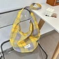 Detailansicht der karierten Canvas-Schultertasche mit Reißverschluss und breitem Tragegurt - Gelb-violettes Gitter