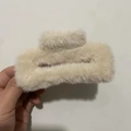 Plüsch-Haarklammer in Creme-Beige aus Kunstfell für elegante Winter-Frisuren - Quadratisch Beige / 12cm