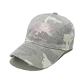 Détail de la broderie rose et bord usé sur la casquette de baseball camouflage - Camouflage Gris et Blanc (D)