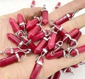 Roter sechseckiger Kristallanhänger mit silberner Metallschnalle in der Hand - Roter Jaspis
