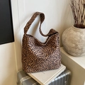 Elegante borsa tote in tela con stampa leopardata marrone e nera e tracolla larga - Con Ciondolo / Leopardo Marrone (Fantasia piccola)