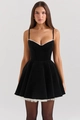 Detalle del mini vestido de terciopelo negro con delicado encaje blanco y textura rica - S / Negro