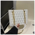 Dettaglio della borsa tote trapuntata bianca con catena dorata e tracolla in pelle - Bianco