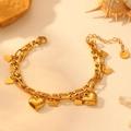 Bracciale a doppio strato placcato oro 18k con ciondoli a cuore e logo su sfondo pelle - Oro