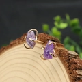 Ohrstecker mit natürlichem Amethyst, Süßwasserperle und vergoldeter Fassung - Amethyst Krallenfassung Ohrstecker