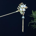 Chinesische Haaradel in Gold mit weißen Muschelblumen, Perlen und langen Quasten - Weiße Muschel-Optik Blume Künstliche Perle Maiglöckchen Quaste (1801)