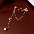 Dettaglio spilla a pianeta placcata oro 18k con perle e nappe a catena multistrato - 35# Pianeta Perla con Nappe Oro