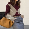 Maglione da donna con motivo a rombi bordeaux e beige in un elegante design color-block - S / Borgogna