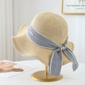 Chapeau de soleil en paille tissé à la main avec ruban à carreaux bleus sur un support - M(56-58cm) / Ruban à Carreaux Bleu Blanc - Beige Clair (2 Sac Papier Quadrillé)