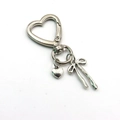 Llavero de mosquetón de corazón plateado con colgante de lazo y pequeño dije de corazón - Gancho de Corazón + Lazo + Corazón Pequeño / Colgante Corazón Plata