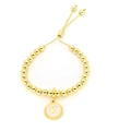 Détail du bracelet à perles dorées réglable avec breloque lettre K rose et cordon coulissant - Lettre K