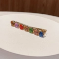 Dettaglio macro dell'elegante fermaglio per capelli con strass colorati su base oro - Rotondo / Tondo Colore Misto A