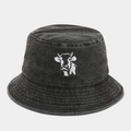 Detalle de sombrero de pescador de mezclilla negra con bordado de cabeza de vaca blanca - Negro
